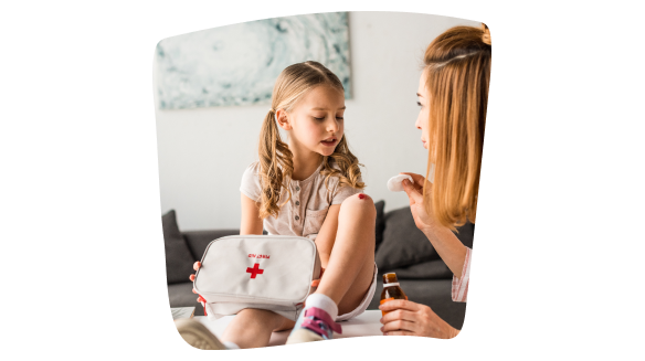 Mãe a pôr uma correia na filha Mãe a pôr uma correia na filha